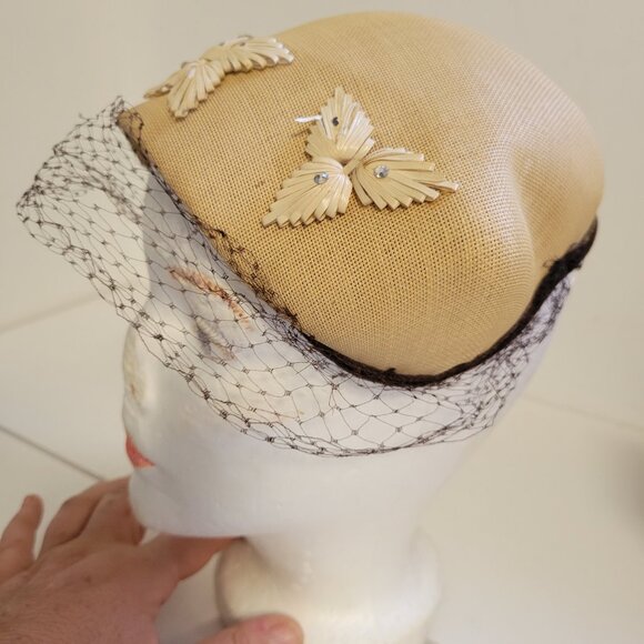 Vintage Ladies 40's half Bonnet with Netting and Raffia Detailing - Picture 2 of 7